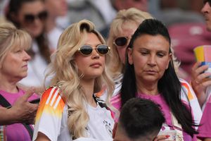 Apariție răvășitoare! Blonda care a pus monopol pe „oficiala” stadionului din Stuttgart, înainte de Spania - Germania