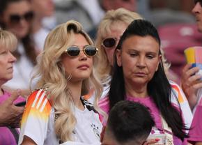 Apariție răvășitoare! Blonda care a pus monopol pe „oficiala” stadionului din Stuttgart, înainte de Spania - Germania