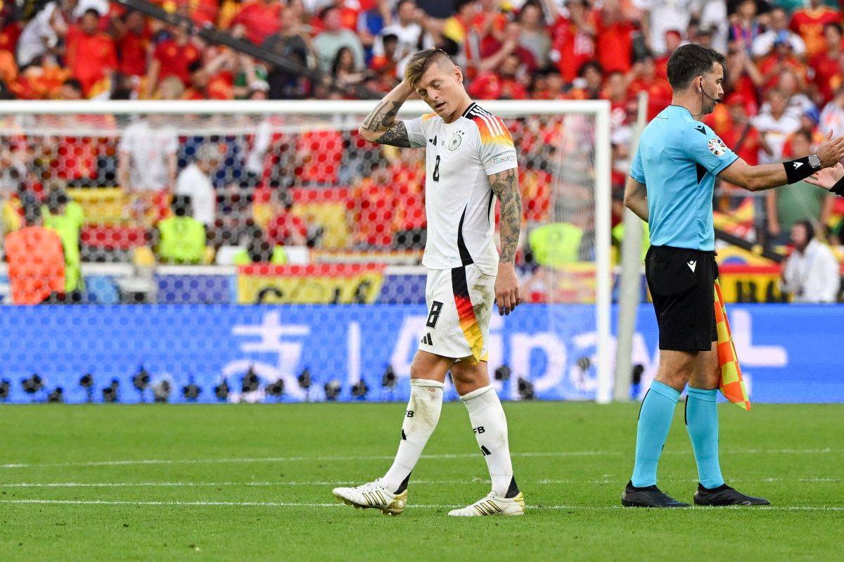Finalul agonizant al „erei Toni Kroos” » Imagini emoționante la final, după eliminarea Germaniei de la EURO. Legenda nemților a rămas minute bune pe gazon