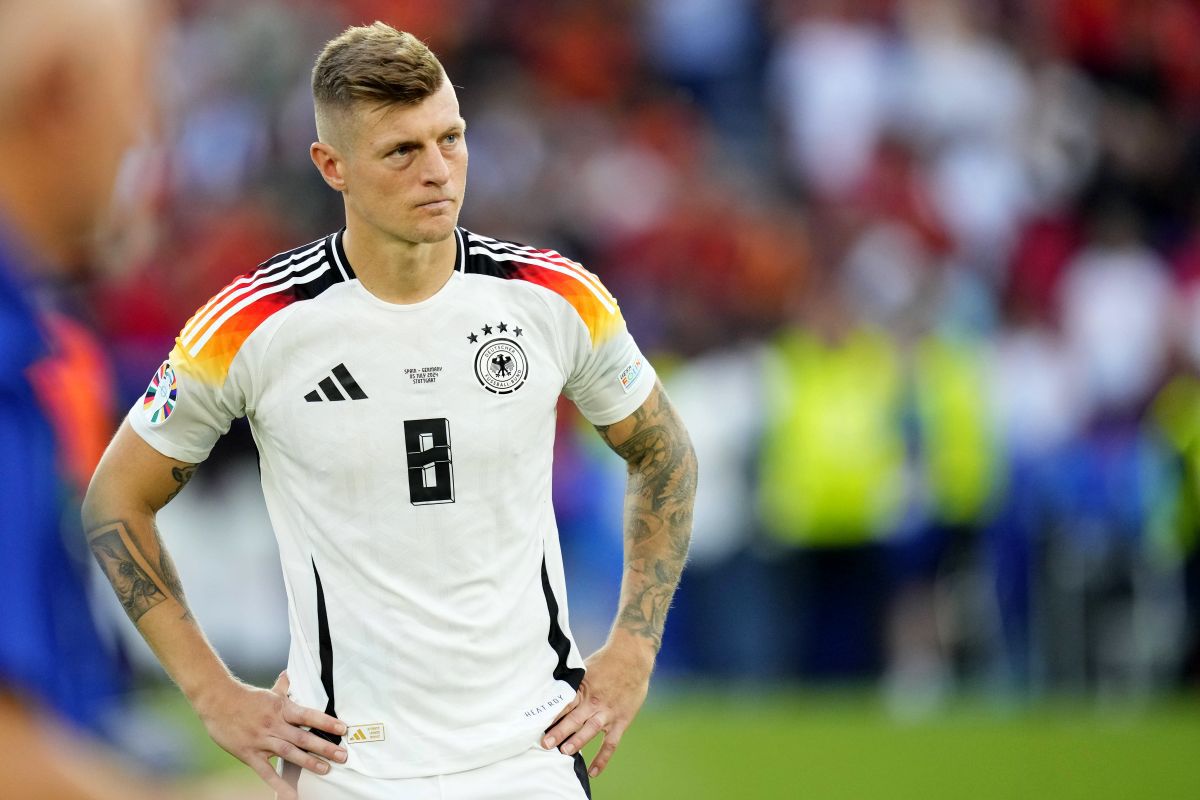 Finalul agonizant al „erei Toni Kroos” » Imagini emoționante la final, după eliminarea Germaniei de la EURO. Legenda nemților a rămas minute bune pe gazon