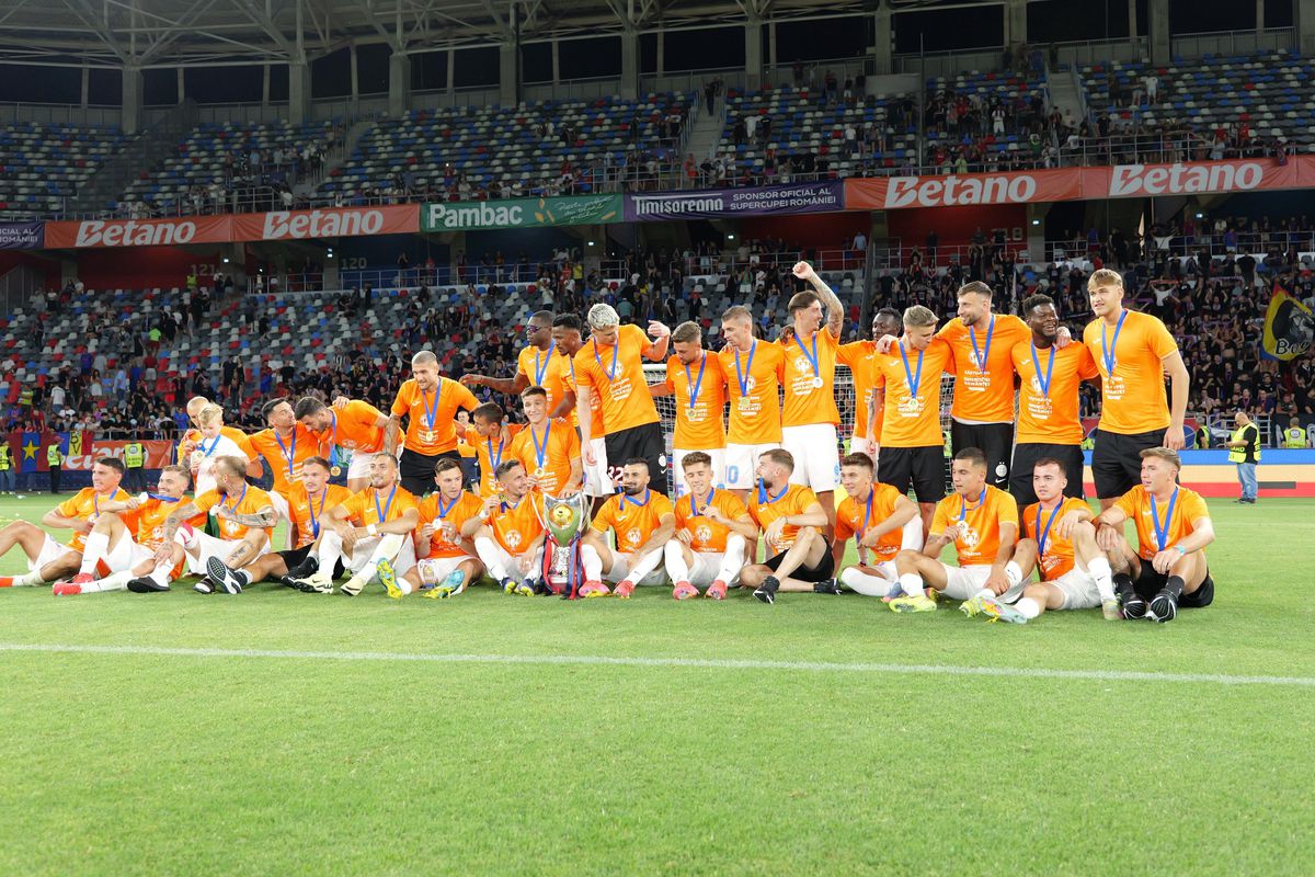 FCSB a primit trofeul Supercupei