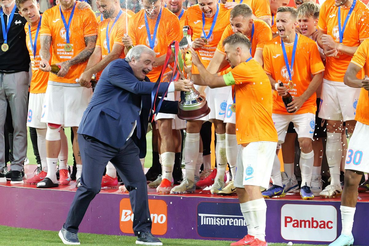 FCSB a primit trofeul Supercupei