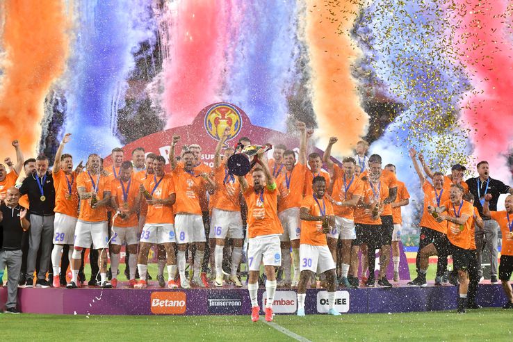 FCSB a primit trofeul Supercupei României, după 2-1 cu CFR Cluj. Foto: Cristi Preda & Andrei Furnigă (GSP.RO)