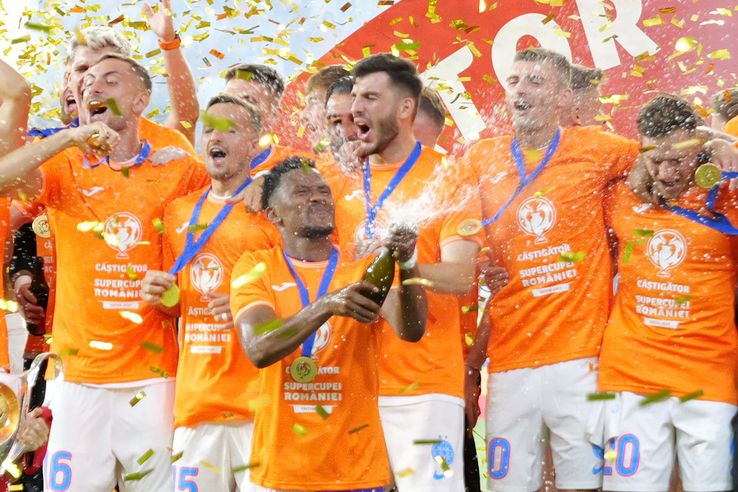 FCSB a primit trofeul Supercupei României, după 2-1 cu CFR Cluj. Foto: Cristi Preda & Andrei Furnigă (GSP.RO)