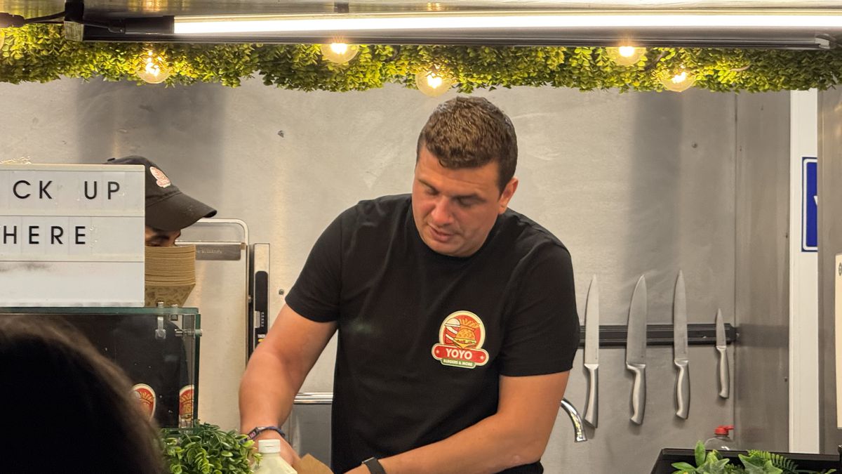 Campionul României a muncit în toneta cu mâncare, în prima zi de Neversea Kapital, pe Arena Națională