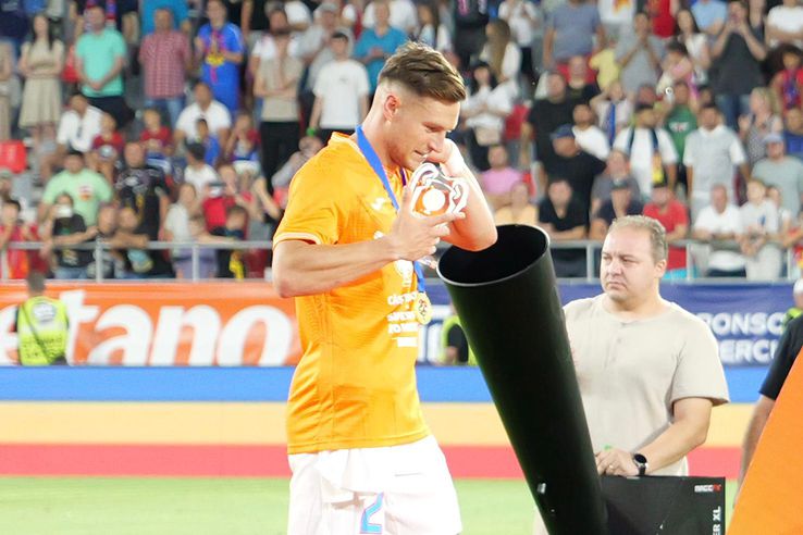 FCSB a primit trofeul Supercupei României, după 2-1 cu CFR Cluj. Foto: Cristi Preda & Andrei Furnigă (GSP.RO)