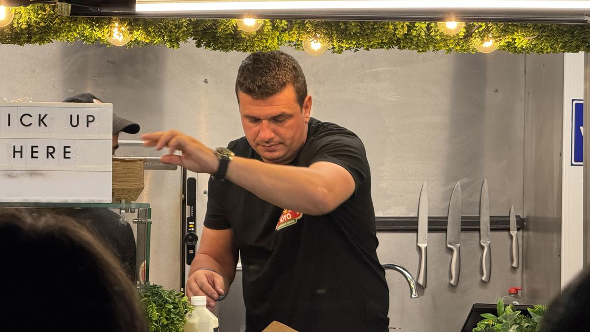 Campionul României a muncit în toneta cu mâncare, în prima zi de Neversea Kapital, pe Arena Națională