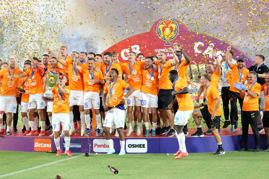 FCSB a primit trofeul Supercupei României, după 2-1 cu CFR Cluj. Foto: Cristi Preda & Andrei Furnigă (GSP.RO) Cine transmite la TV meciul FCSB - Inter Club D'Escaldes, în primul tur preliminar din Champions League