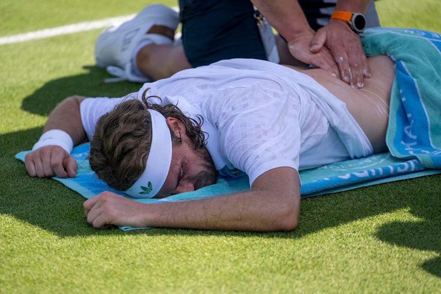 Stefanos Tsitsipas primind îngrijiri medicale în turul 1 la Wimbledon Foto: AELTC/Ben Solomon Două legende ale tenisului, mirate de criticile lui Goran Ivanisevic față de Stefanos Tsitsipas: „Am întrebat dacă nu e cumva o farsă”