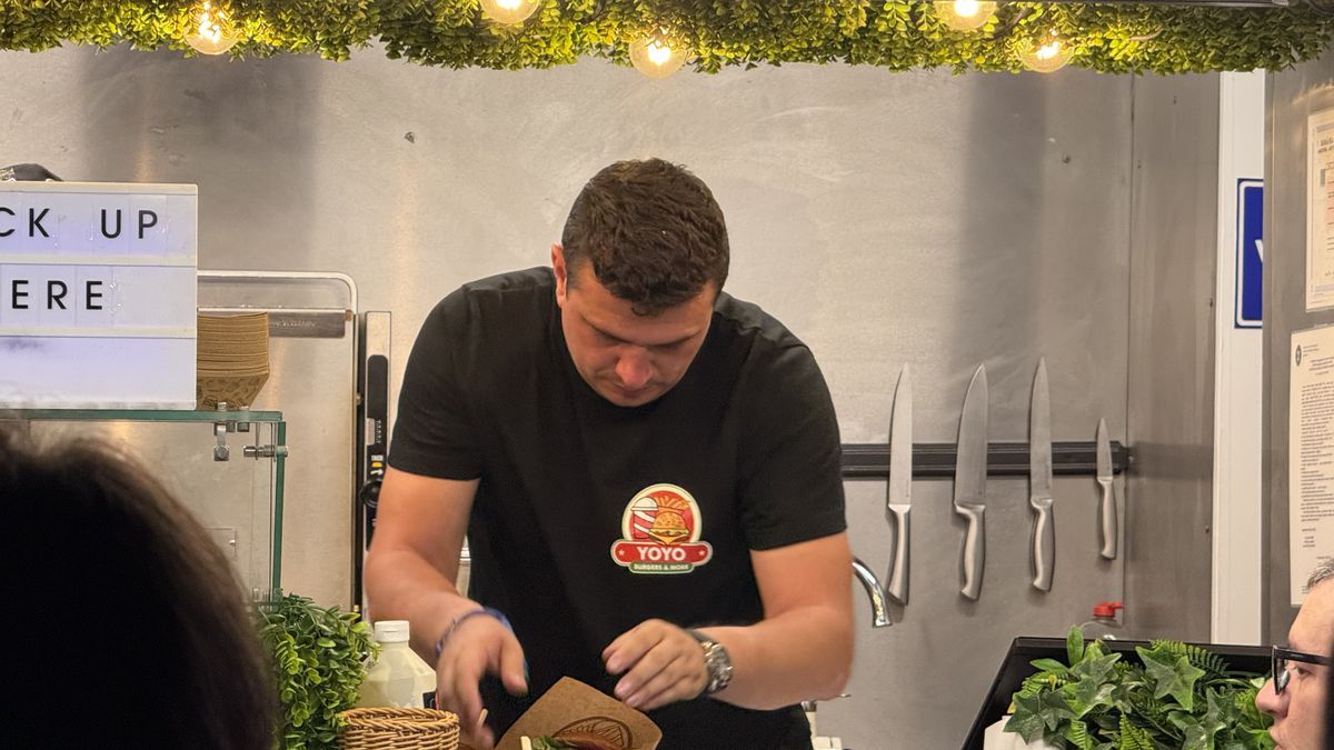 Campionul României a muncit în toneta cu mâncare, în prima zi de Neversea Kapital, pe Arena Națională