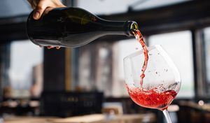 „Știi unde era sticla?!” » Cum introduceau jucătorii lui Dinamo alcool în cameră: „Când a văzut antrenorul, i-a dat o palmă!”