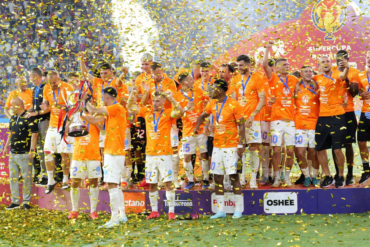 FCSB a primit trofeul Supercupei