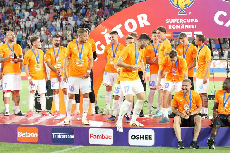 FCSB a primit trofeul Supercupei României, după 2-1 cu CFR Cluj. Foto: Cristi Preda & Andrei Furnigă (GSP.RO)