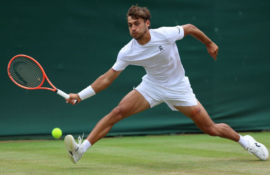 Flavio Cobolli în acțiune la Wimbledon Foto: Guliver/GettyImages Campionul de la Țiriac Open sparge tiparele la Wimbledon, ajungând în „optimi”: „Am urât iarba acum câțiva ani, mă simțeam pierdut”