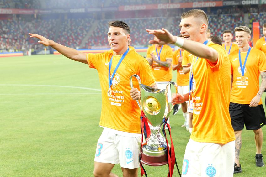 FCSB a primit trofeul Supercupei României, după 2-1 cu CFR Cluj. Foto: Cristi Preda & Andrei Furnigă (GSP.RO)
