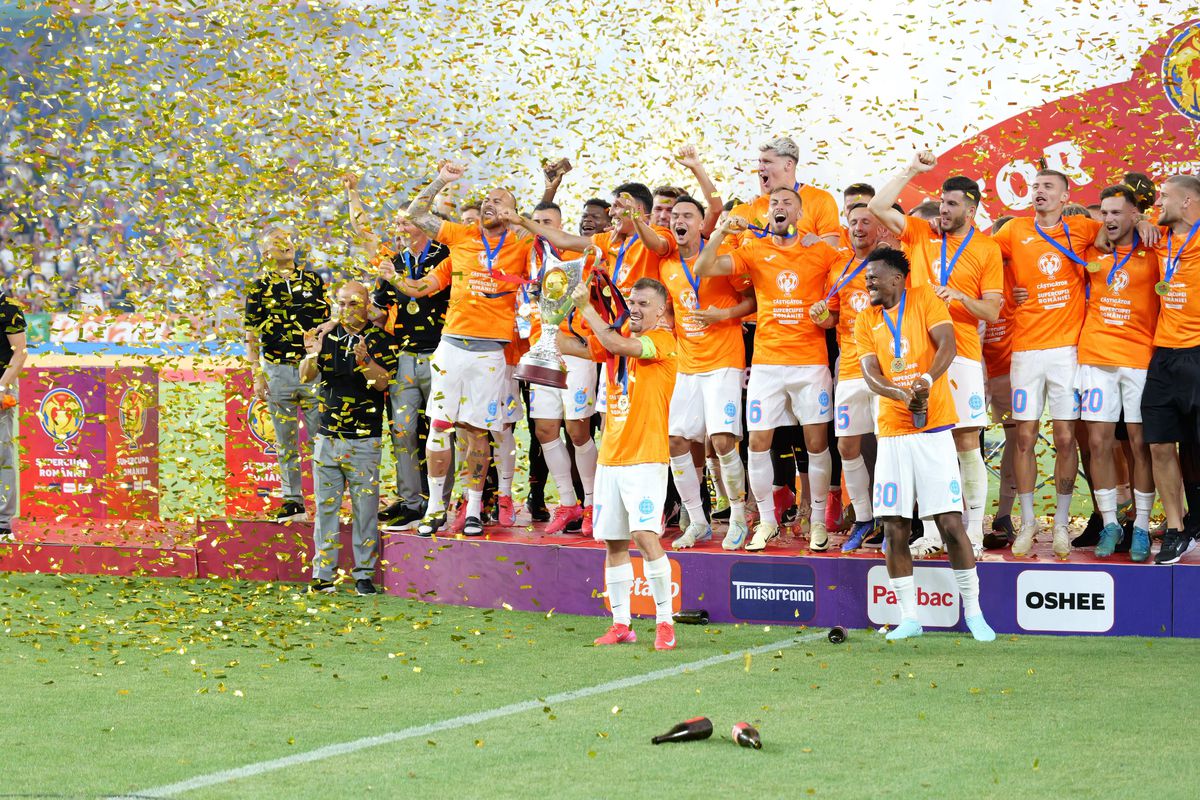 FCSB a primit trofeul Supercupei