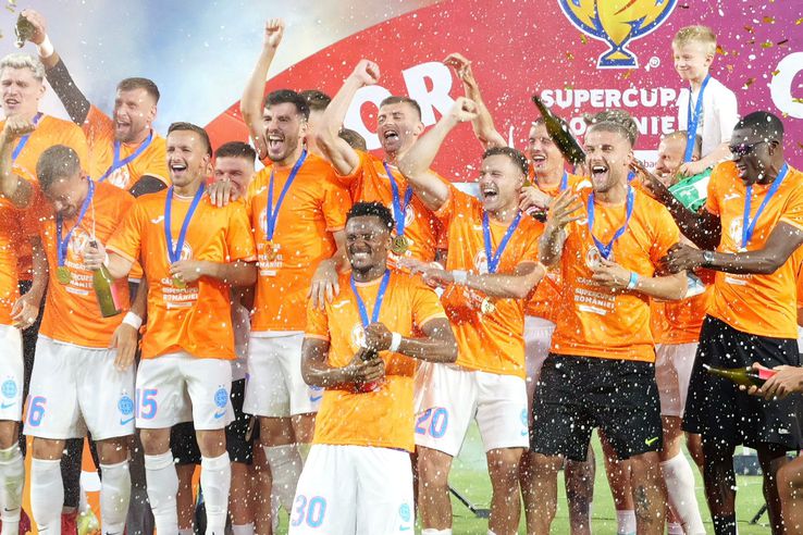 FCSB a primit trofeul Supercupei României, după 2-1 cu CFR Cluj. Foto: Cristi Preda & Andrei Furnigă (GSP.RO)