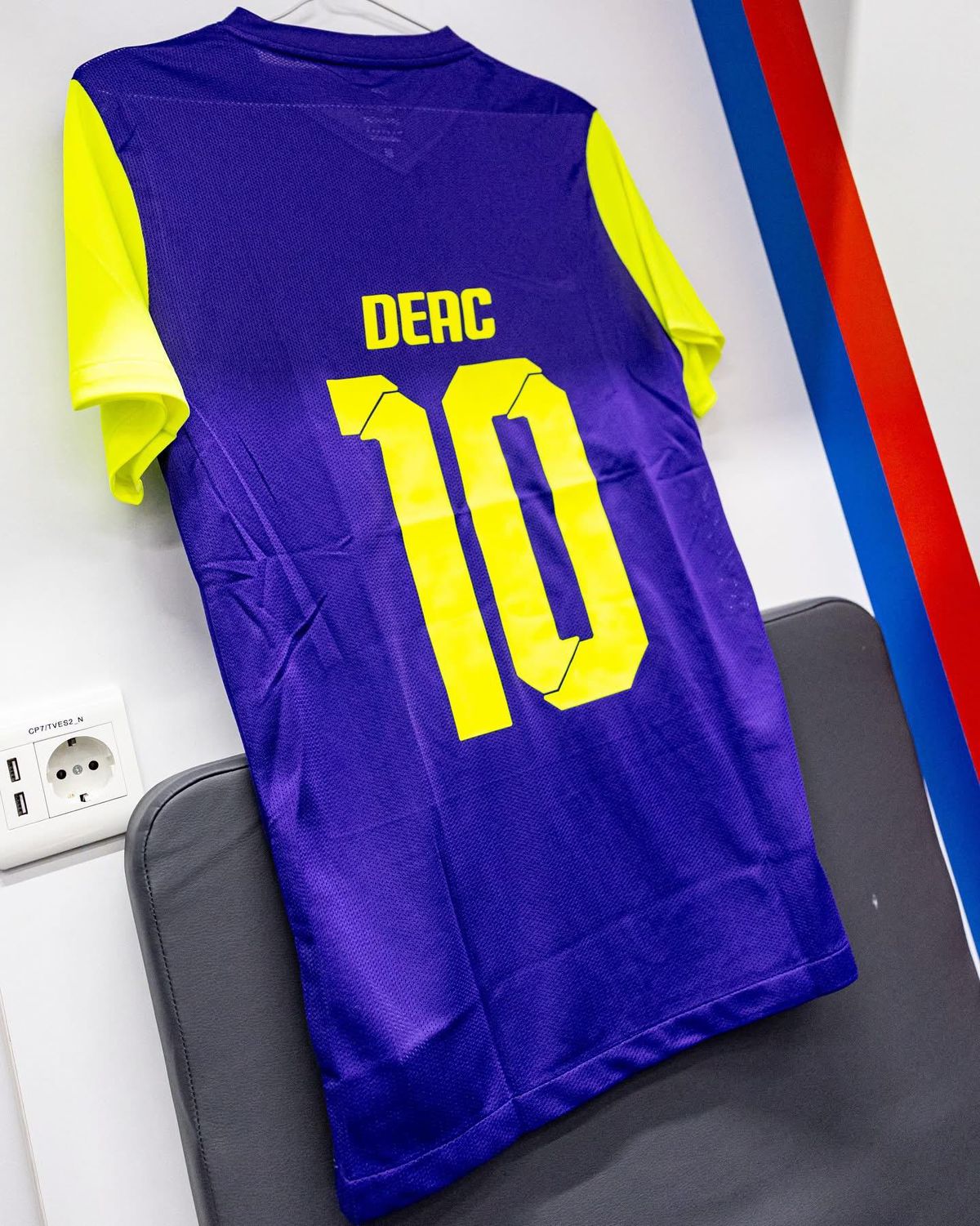 Așa arată echipamentele în care evoluează FCSB și CFR Cluj în Supercupă