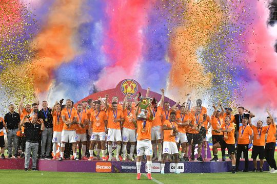 FCSB a primit trofeul Supercupei României, după 2-1 cu CFR Cluj. Foto: Cristi Preda & Andrei Furnigă (GSP.RO)