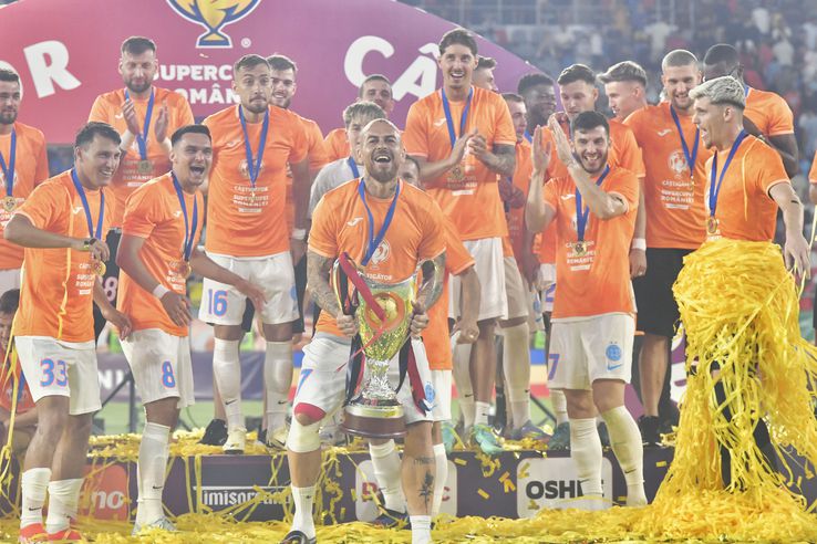 FCSB a primit trofeul Supercupei României, după 2-1 cu CFR Cluj. Foto: Cristi Preda & Andrei Furnigă (GSP.RO)