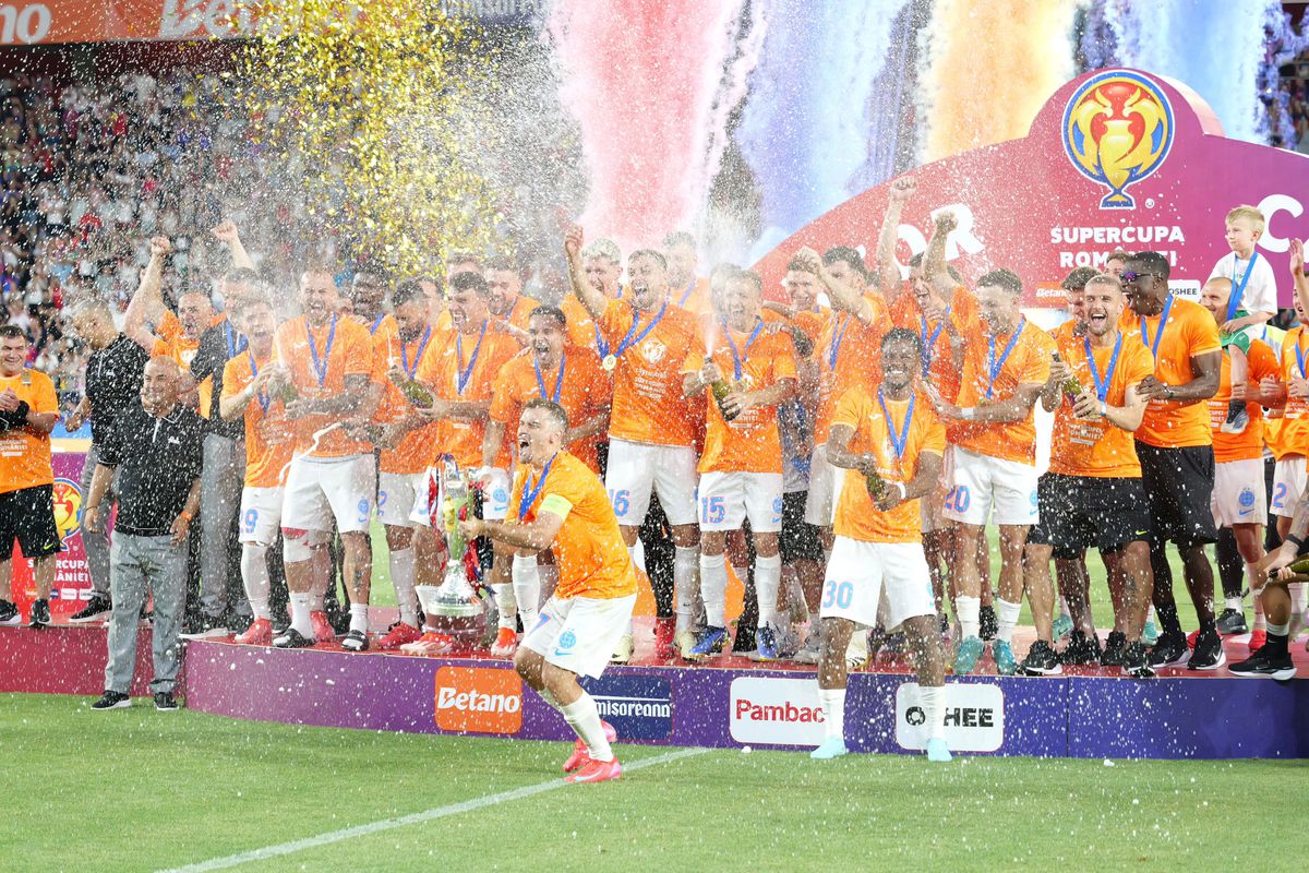 FCSB a primit trofeul Supercupei