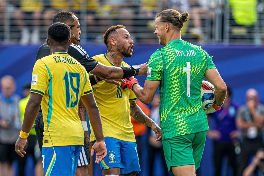 Ce și-au spus Neymar și Nyland la faza penalty-ului // foto: Imago El e Neymar, în caz că nu știați