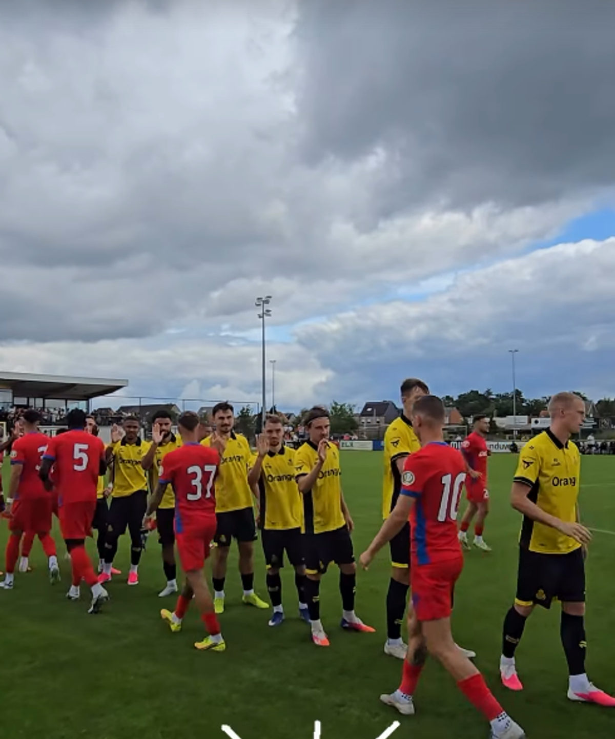 Imagini tari: fanii celor de la FCSB au dat năvală la amicalul din Belgia » „București, Steaua București!” + Moment special pentru Darius Olaru