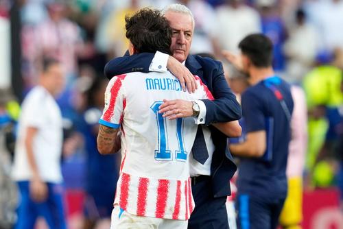 Gustavo Alfaro îl consolează pe Mauricio după fluierul final / Foto: Imago