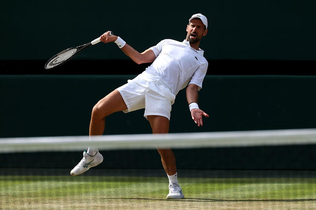 Novak Djokovic s-a calificat în sferturi la Wimbledon și i-a mai luat un record lui Roger Federer