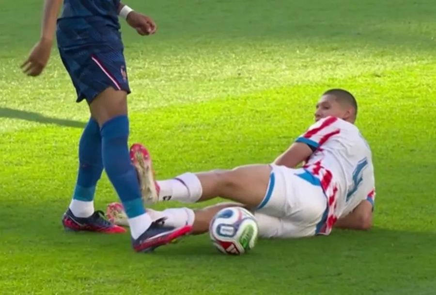 Pentru un astfel de fault, la Kylian Mbappe, Caceres a scăpat nepedepsit Selecționerul Gustavo Alfaro se apără: „Avem tipi care nu și-au cunoscut părinții ori și-au vândut hainele ca să...”