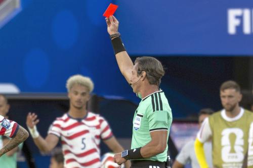 Arbitrul îl elimină cu „roșu” direct pe Folarin Balogun // FOTO: Imago Images