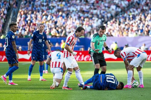 Arbitrul Ilgiz Tantashev, care nu a arătat nici un galben jucătorilor paraguayeni, a primit nota 1 în L'Equipe/ FOTO Imago Images
