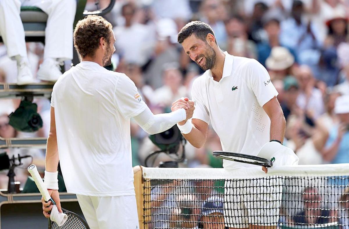 Novak Djokovic s-a calificat în sferturi la Wimbledon și i-a mai luat un record lui Roger Federer