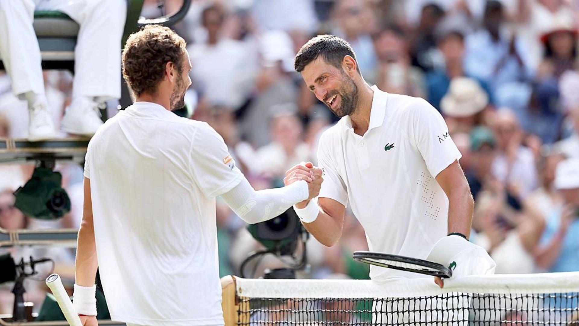 Novak Djokovic Wimbledon în acțiune pe teren, sărbătorind calificarea în sferturi Wimbledon și recordul de victorii la turneu. | sursa foto: Gazeta Sporturilor
