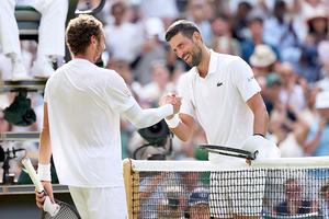 Novak Djokovic s-a calificat în sferturi la Wimbledon și i-a mai luat un record lui Roger Federer