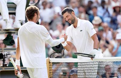 Novak Djokovic s-a calificat în sferturi la Wimbledon și i-a mai luat un record lui Roger Federer