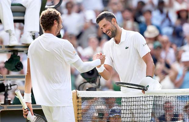 Novak Djokovic s-a calificat în sferturi la Wimbledon și i-a mai luat un record lui Roger Federer