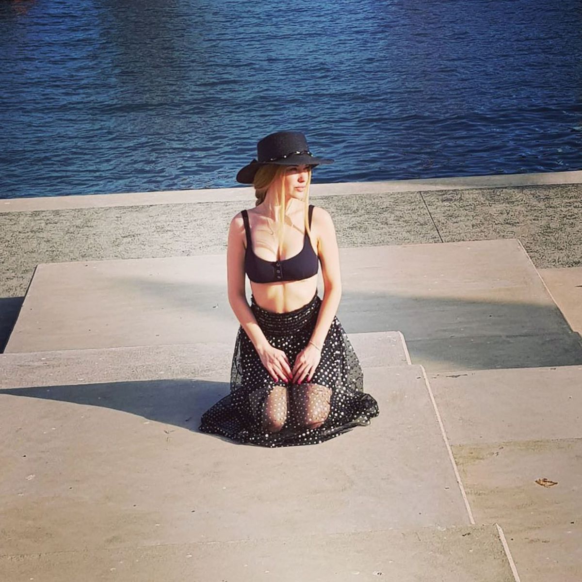 FOTO Seducătoare în bătaia razelor soarelui! Cu ea își face vacanța proaspătul campion