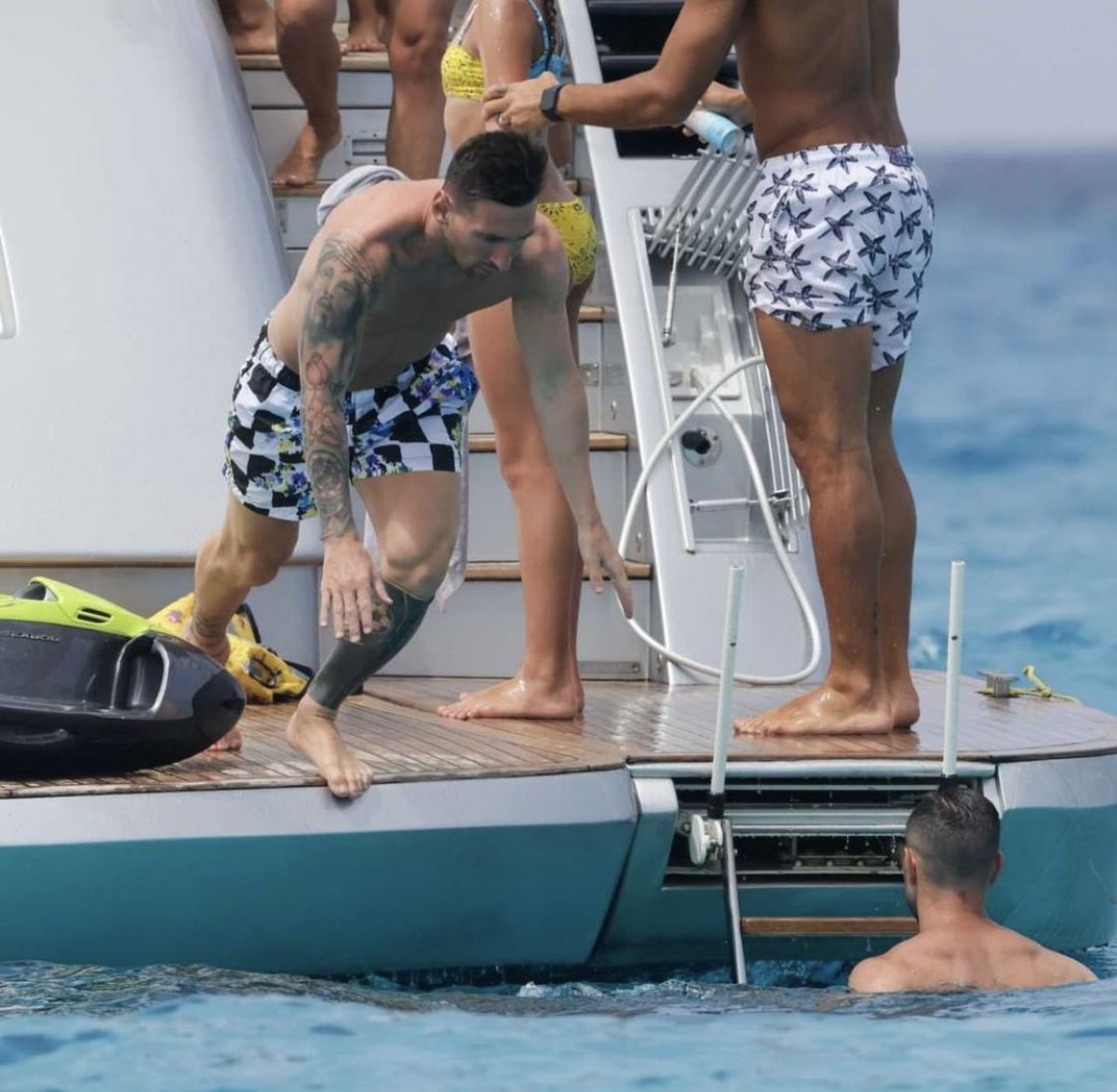 Leo Messi, show în Ibiza alături de Suarez » Imagini spectaculoase de pe iaht