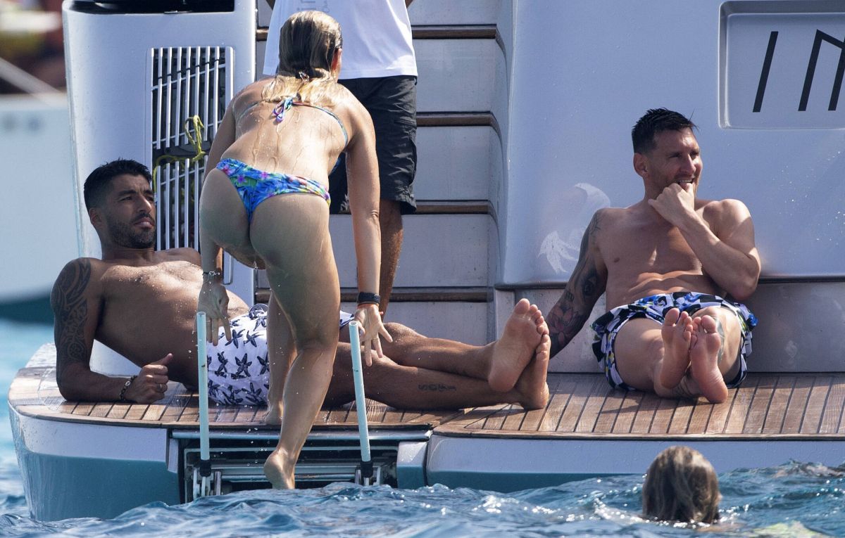 Leo Messi, show în Ibiza alături de Suarez » Imagini spectaculoase de pe iaht