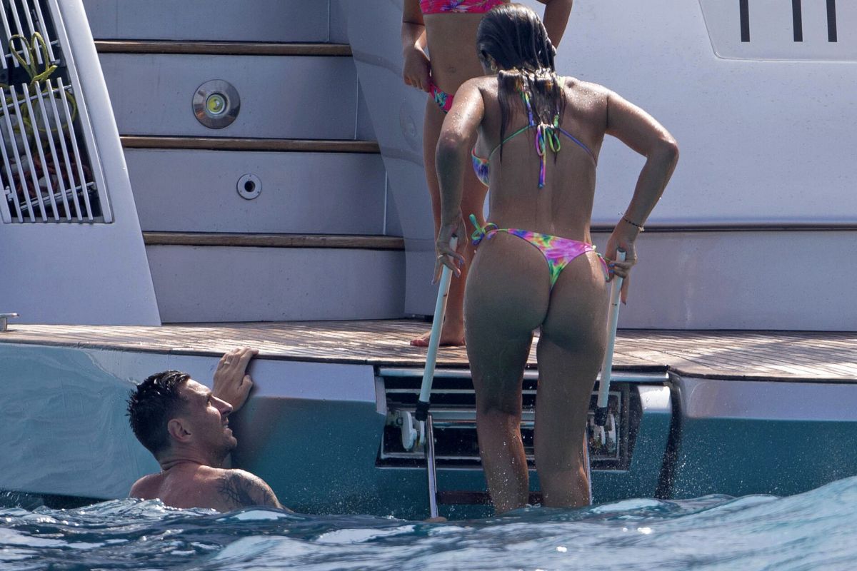 Leo Messi, show în Ibiza alături de Suarez » Imagini spectaculoase de pe iaht