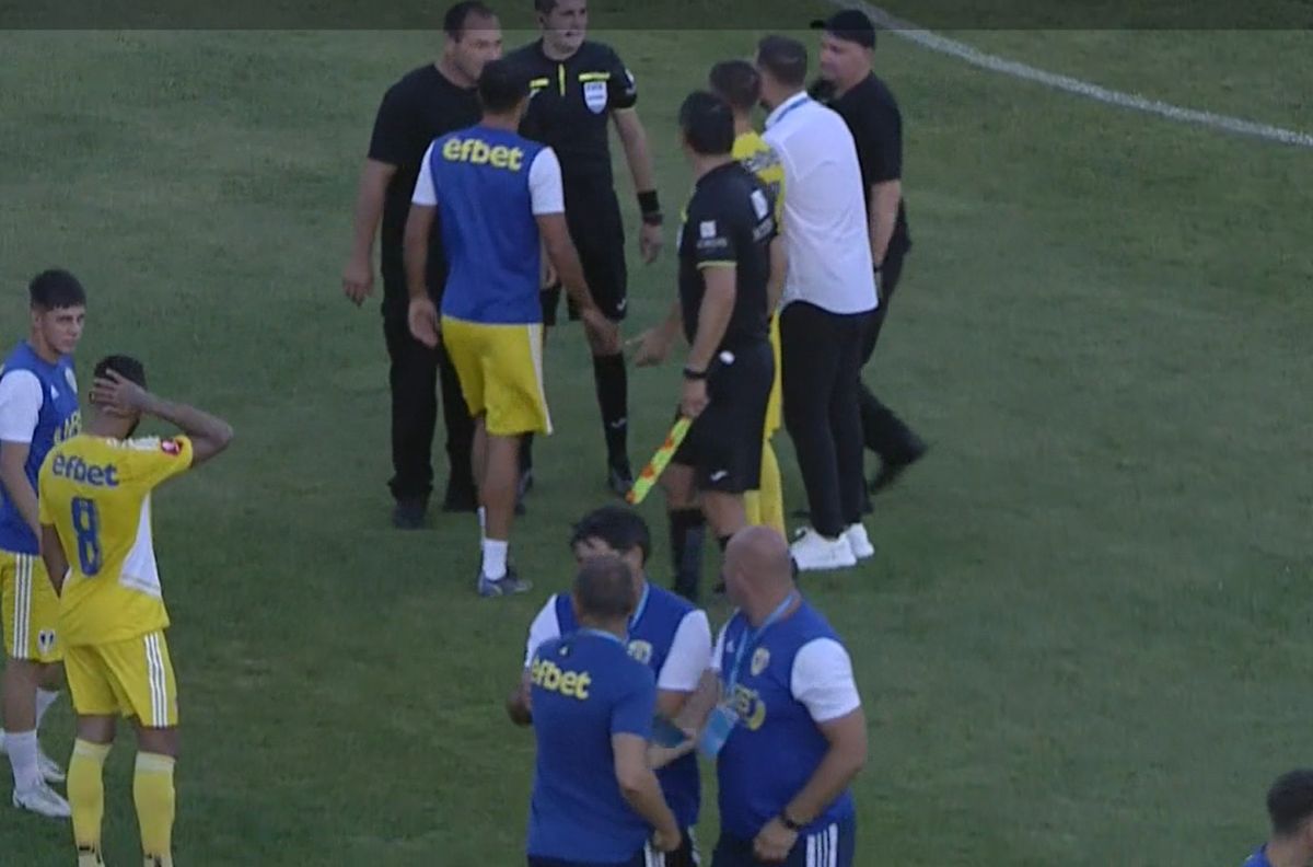 Scandal la pauza meciului Universitatea Cluj - Petrolul! „Roșu” scos din buzunar de Andrei Chivulete