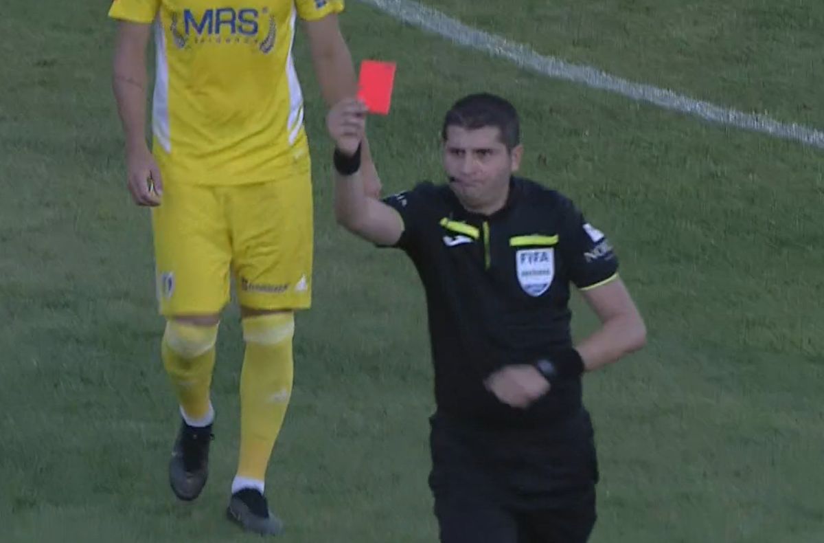 Scandal la pauza meciului Universitatea Cluj - Petrolul / FOTO: Capturi @Orange Sport