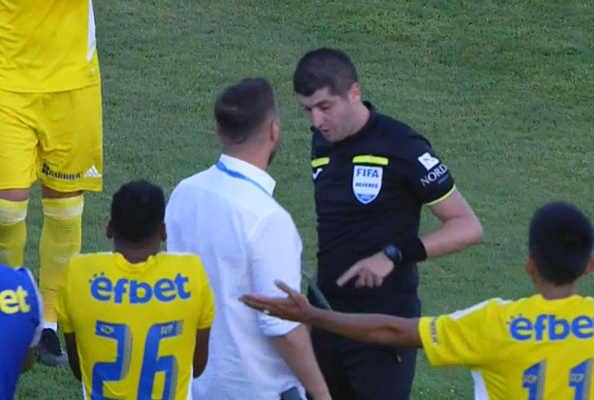 Scandal la pauza meciului Universitatea Cluj - Petrolul! „Roșu” scos din buzunar de Andrei Chivulete