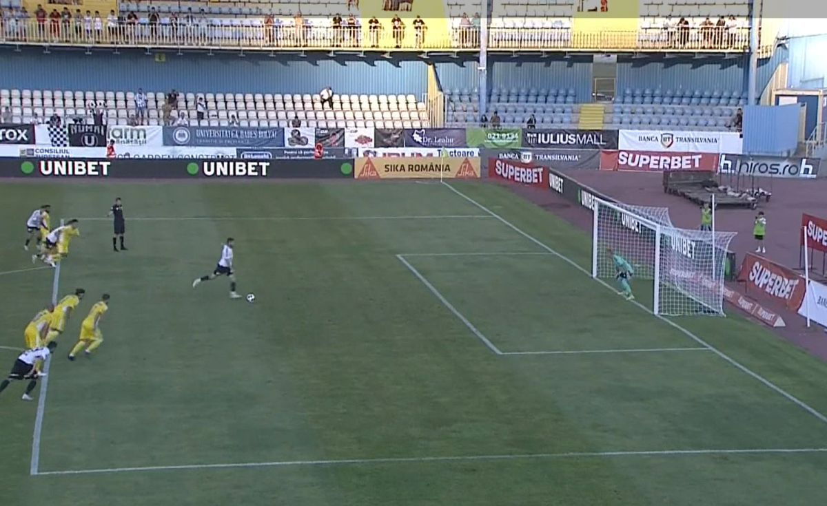 Scandal la pauza meciului Universitatea Cluj - Petrolul! „Roșu” scos din buzunar de Andrei Chivulete