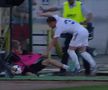 Moment periculos la Botoșani » Un copil de mingi, doborât peste o bordură în timpul meciului
