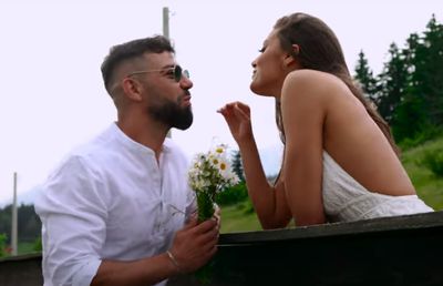 Marius Constantin, vedetă în videoclipul iubitei lui, „Perla Banatului”: „Te-ai ținut de fusta mea și mi-ai furat inima”