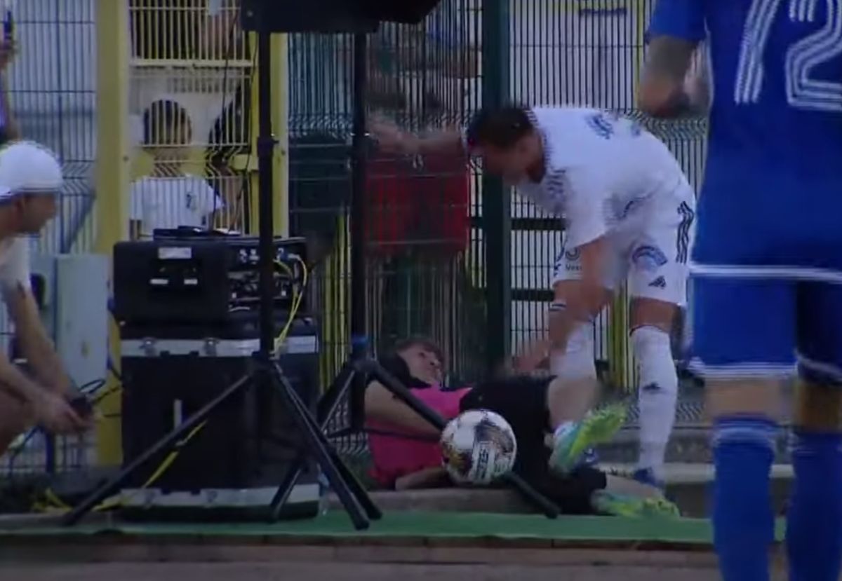 Moment periculos la Botoșani » Un copil de mingi, doborât peste o bordură în timpul meciului