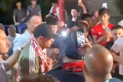 Mohamed Ihattaren, întâmpinat de sute de fani la aeroport