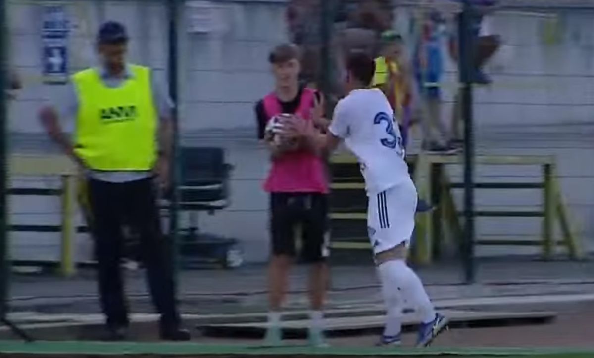 Moment periculos la Botoșani » Un copil de mingi, doborât peste o bordură în timpul meciului